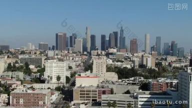洛杉矶天际线从拉法耶特公园空中射击跟踪右